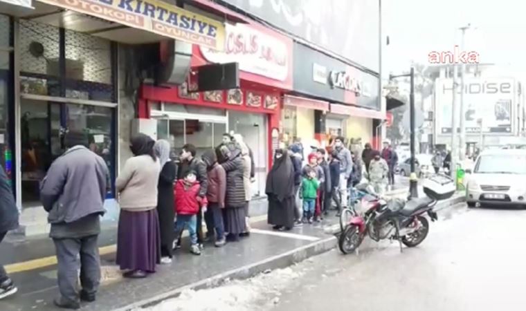 Adıyaman'da ücretsiz ve bayat ekmek kuyruğu