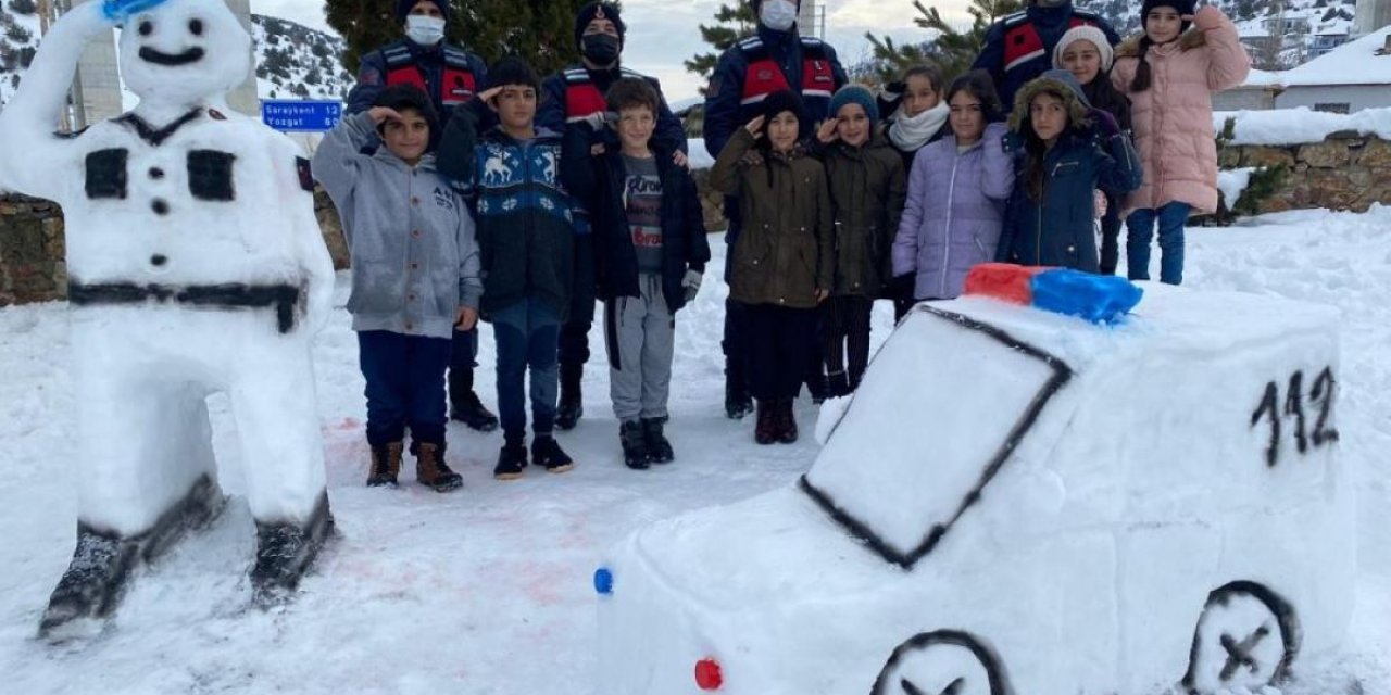 Yozgat'ta jandarma, çocuklarla kardan asker yaptı