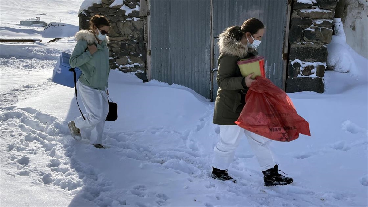 Sağlık Ekipleri Karda Bata Çıka Yürüyerek Köylere Aşı Götürüyor