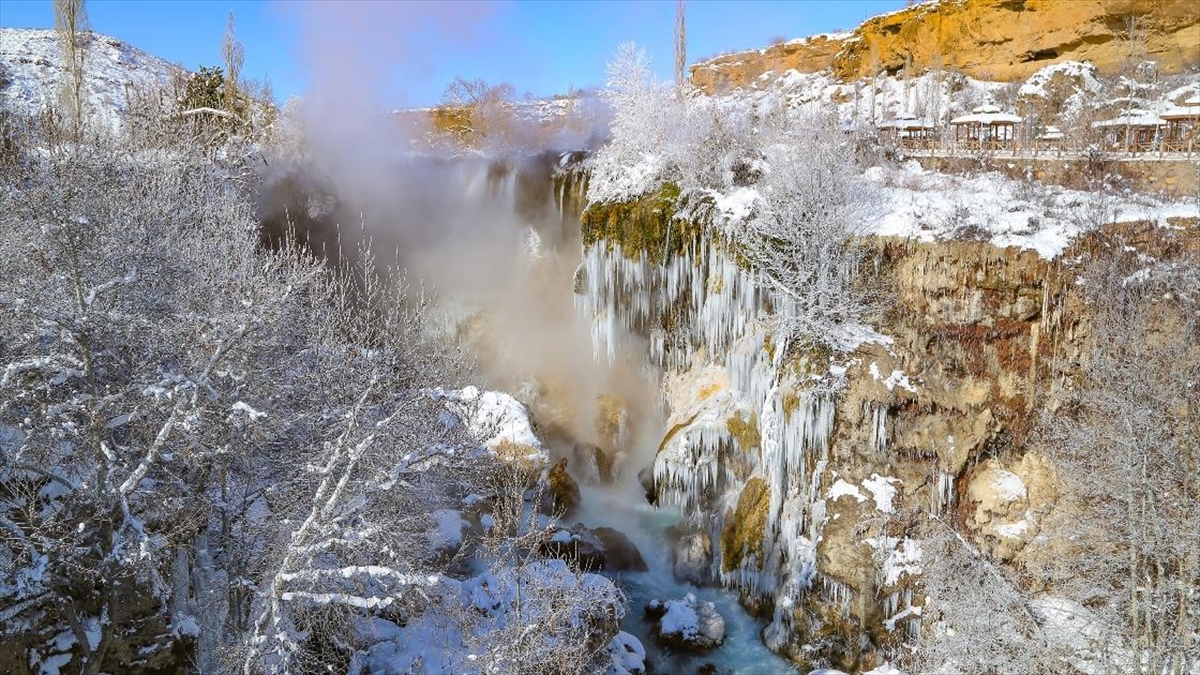 Konya'daki Yerköprü Şelalesi'nden Kış Ortasında Buhar Çıkıyor