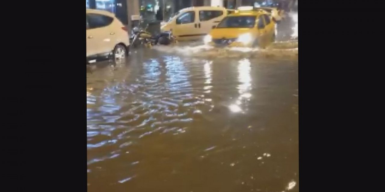 İzmir’i sağanak vurdu: Ev ve iş yerlerini su bastı, yol çöktü