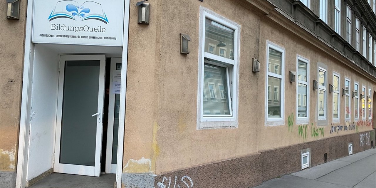 Avusturya'da terör örgütü yandaşları, Türklere ait camiye saldırdı