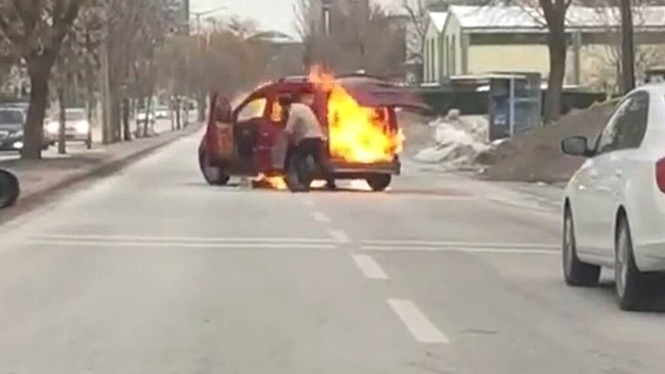 Boşanma aşamasındaki genç sinirlerine hakim olamadı! Yolun ortasında aracını ateşe verdi