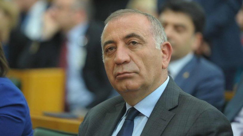 CHP'li Milletvekili Gürsel Tekin kendisinden 26 yaş küçük spiker ile evlendi!