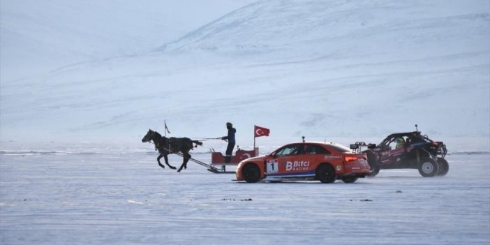 Çıldır Gölü'nde Şampiyonluk Kazandıran Araçlar İle Atlı Kızaklar Yarıştı