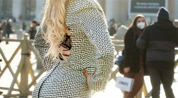 Kıyafetleri Vatikan’da krize neden oldu: Fazla seksi olduğu için içeri alınmadı