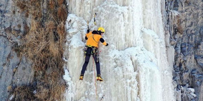 Ünlü Dağcı Tunç Fındık, Sporcularla Murat Kanyonu'ndaki Buz Sarkıtlarına Tırmandı