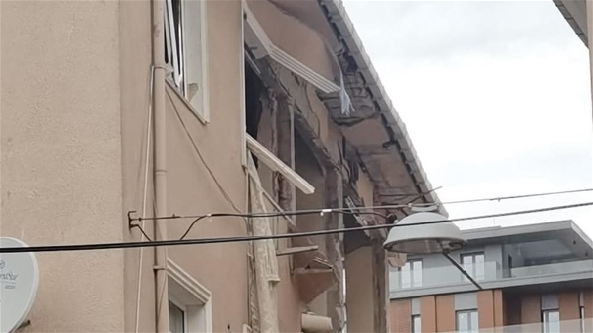 Üsküdar'da 3 Katlı Binanın Üst Katında Patlama