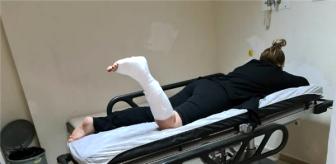 Işın Karaca konser verdiği sırada sahnede düştü, ayağı alçıya alındı