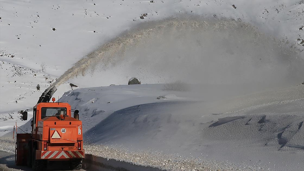 Karayolları Ekipleri Kızıldağ Ve Sakaltutan Geçitlerinde Zorlu Mesaide