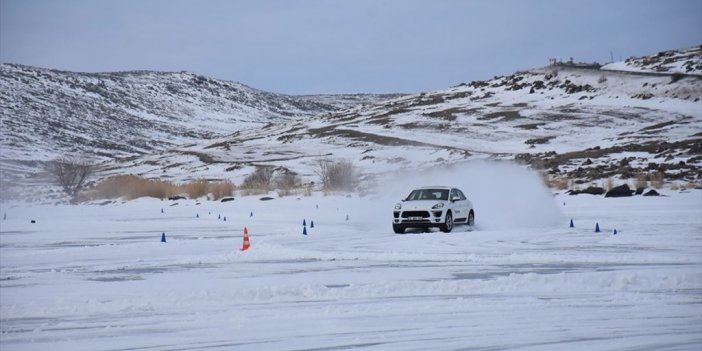 Donan Çıldır Gölü Üzerinde Otomobil Sürüşü Eğitimi