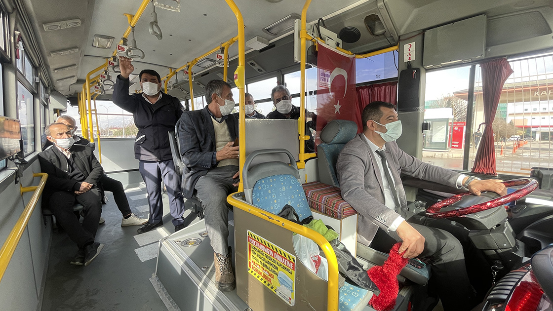 Şehitlerin ismini otobüste yaşatıyor