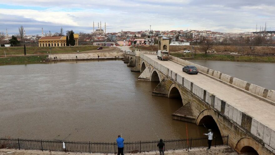 Tarım arazileri sular altında kaldı, köy yolları kapandı! Sarı alarm verildi
