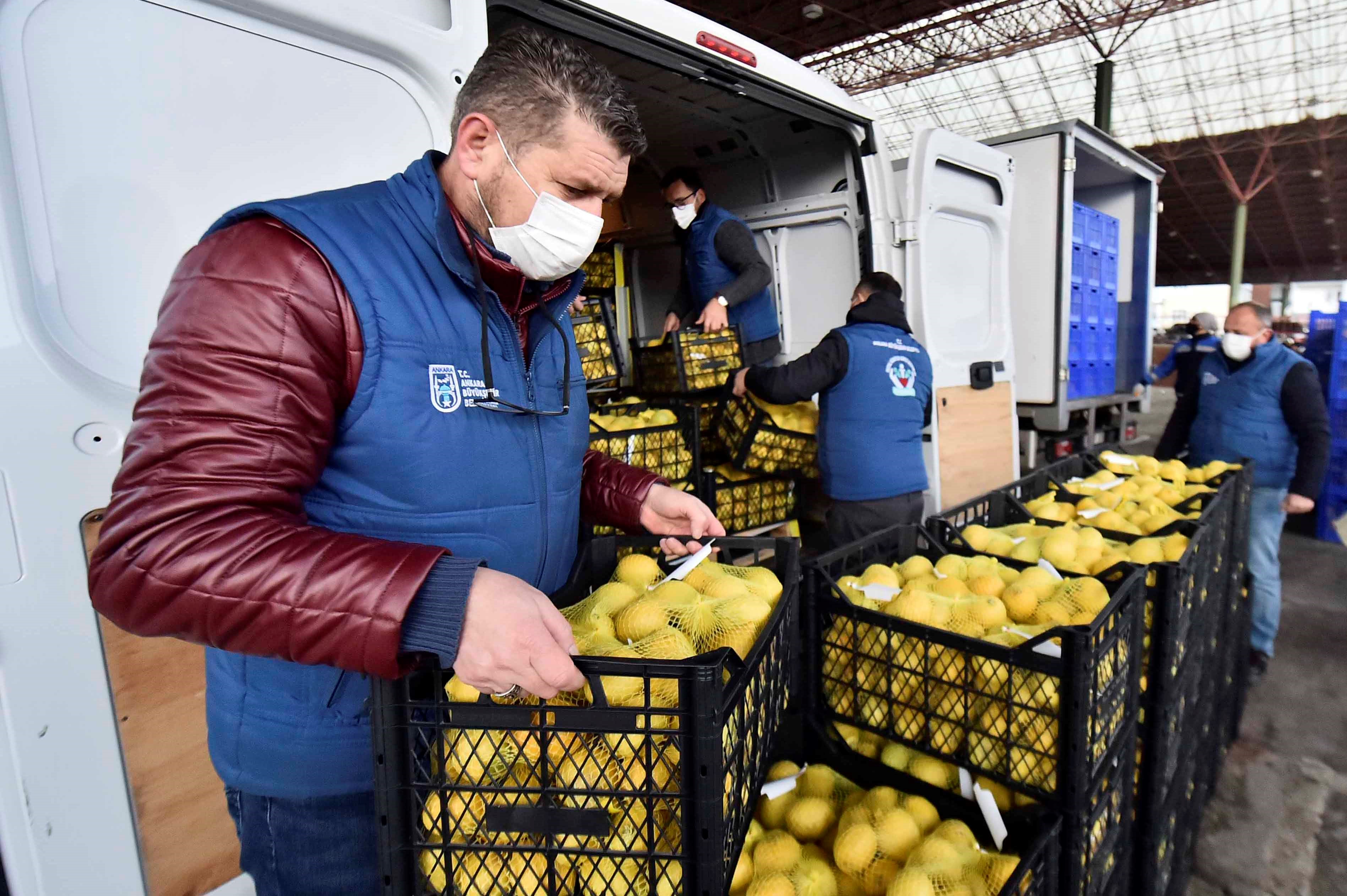 İYİLİK BULAŞICIDIR: ABB MERSİNLİ LİMON ÜRETİCİLERİNDEN ALINAN LİMONLARI BAŞKENTLİ SOSYAL YARDIM ALAN AİLELERE ULAŞTIRDI