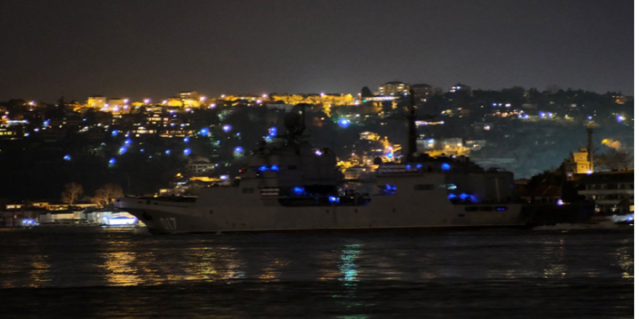 Rus savaş gemileri İstanbul Boğazı'ndan ışıklarını kapatarak geçti