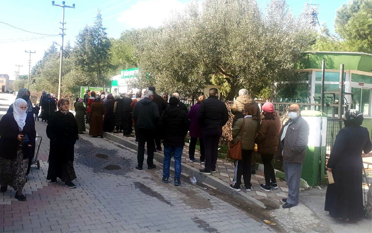 5 kiloluk Ayçiçek yağı: 99 TL, 2 kilo pirinç: 24.50 TL! Halk kuyruğa girdi