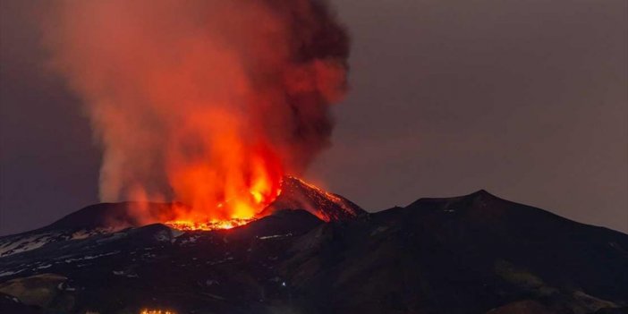 İtalya'da Etna Yanardağı Bu Yıl İlk Kez Lav Püskürttü