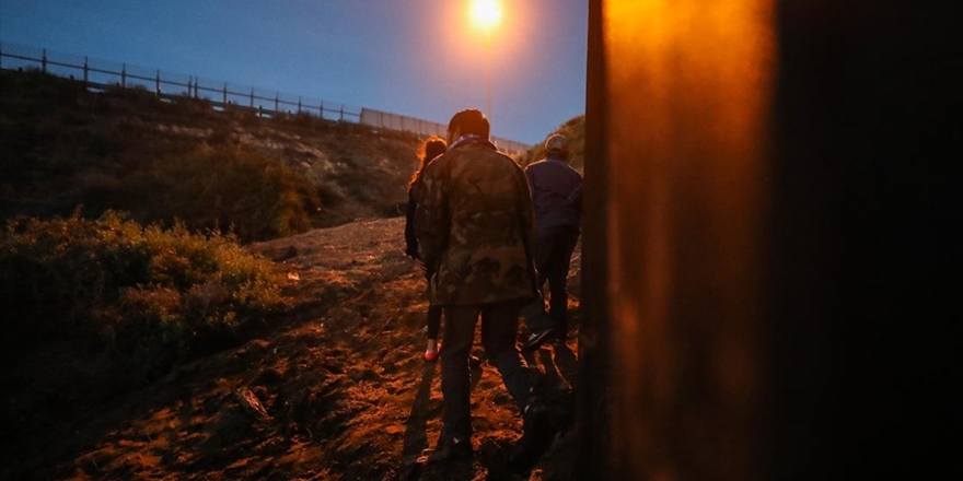 Trump Destekçileri Meksika Sınırında Duvar İnşaatına Başladı