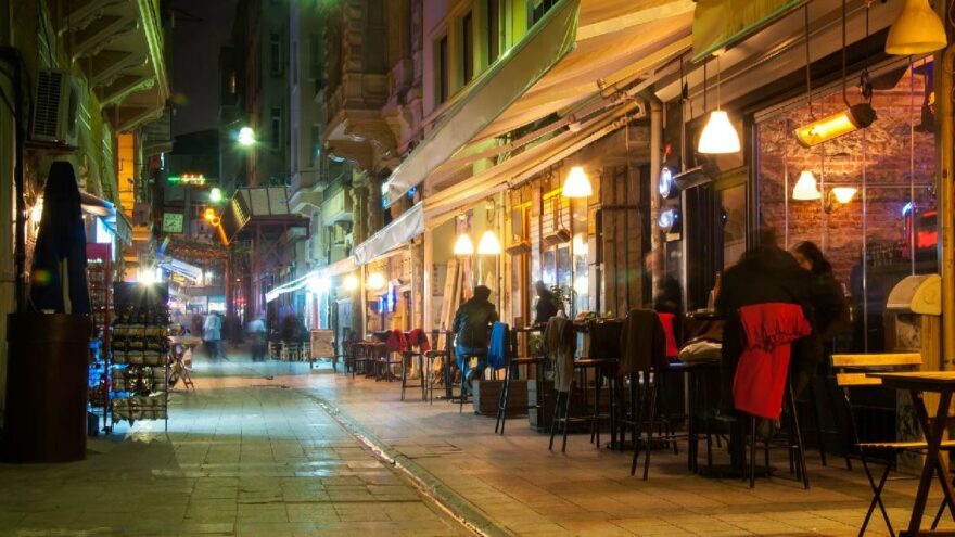 AFP: Alkole gelen son zamlarla içki masaları boşaldı