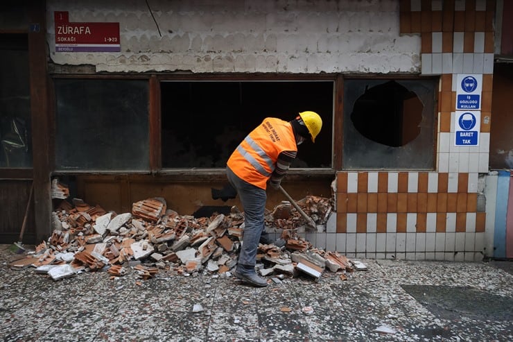 Zürafa sokakta yıkım başladı