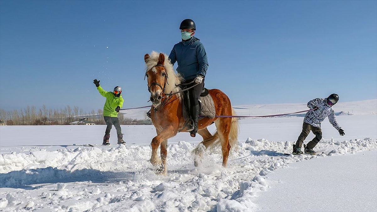 Van'da Sporcular Karda 'Atlı Snowboard' Yaptı