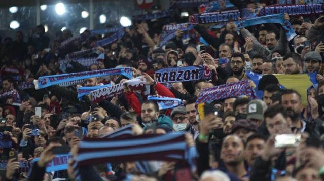 Trabzonspor-Konyaspor maçında korkutan olay! Heyecandan kalbi durdu, apar topar hastaneye kaldırıldı