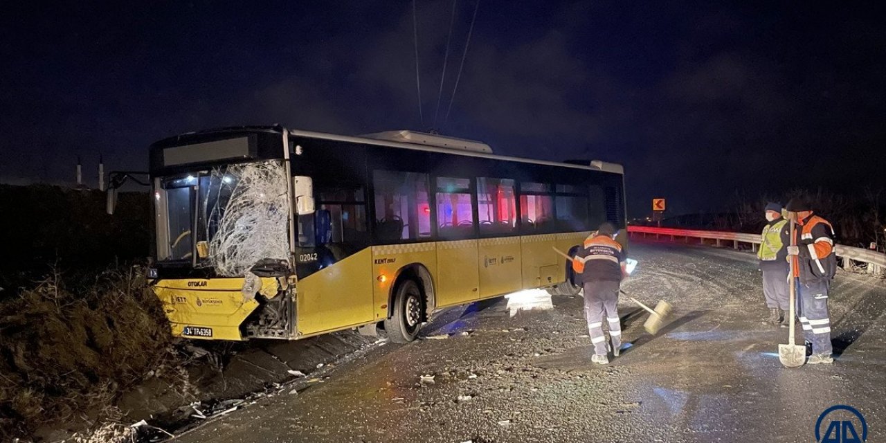 Arnavutköy'de İETT otobüsüyle servis aracı çarpıştı: 3 yaralı