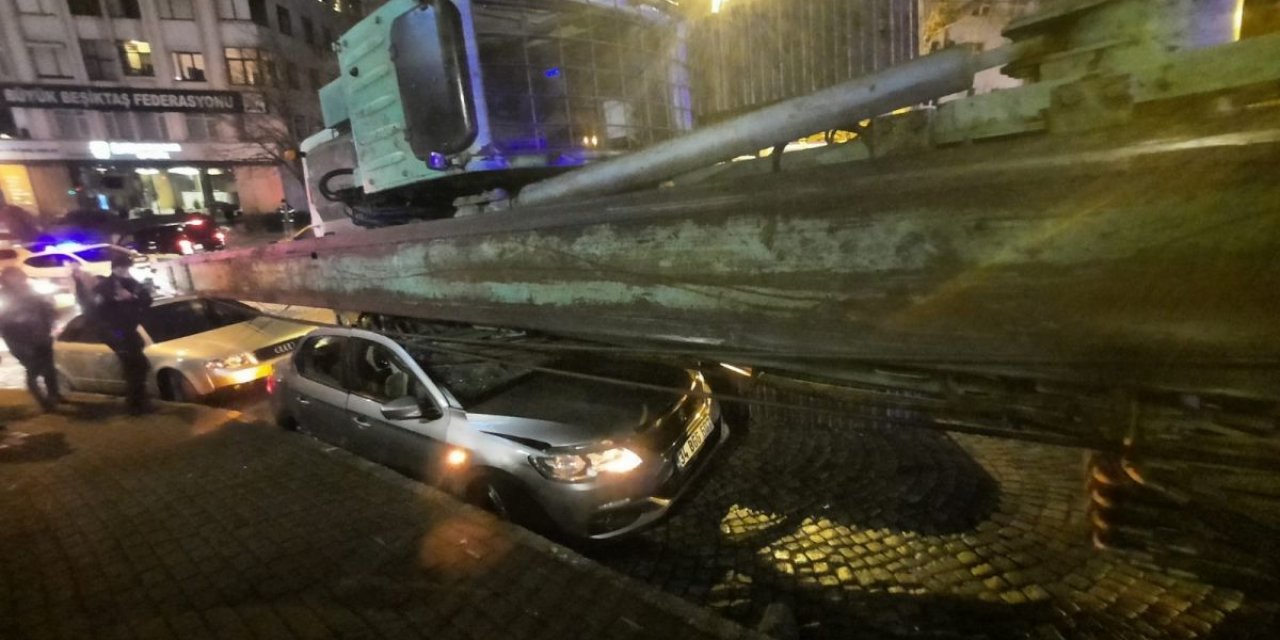 Beşiktaş’ta tırın taşıdığı vinç, araçların üzerine devrildi