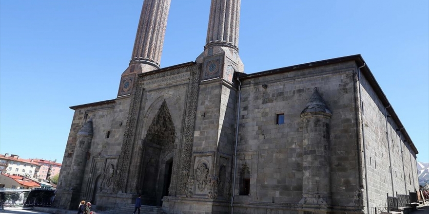 Çifte Minareli Medrese Motifleriyle Göz Kamaştırıyor