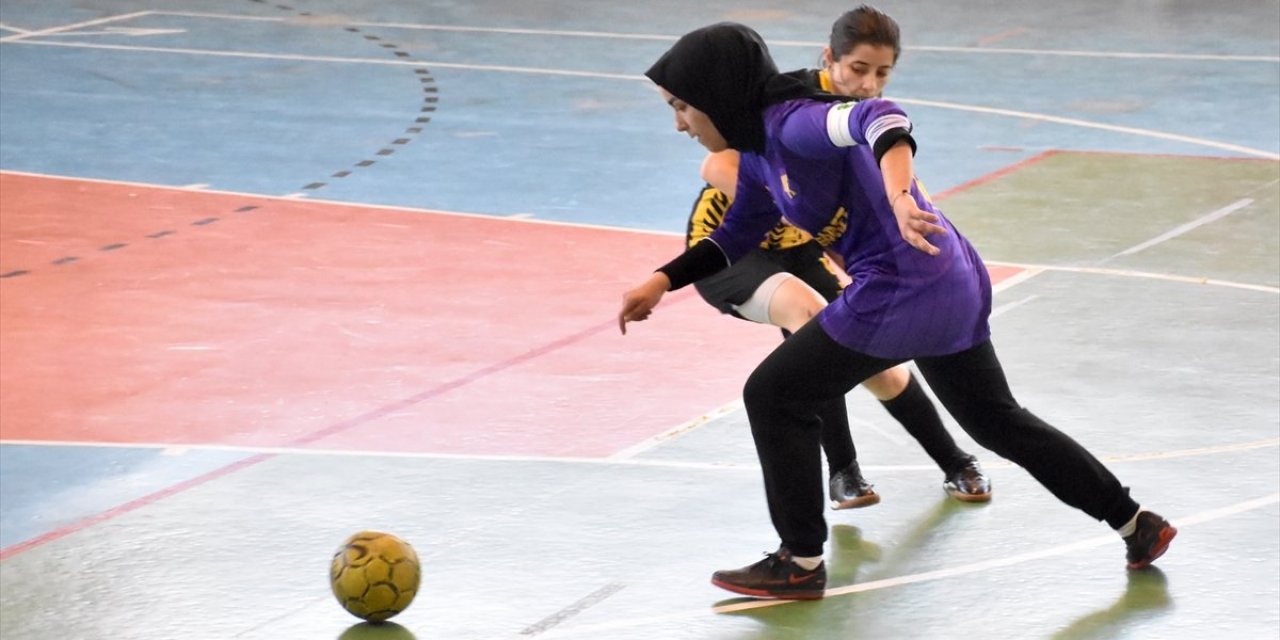 Van'ın kadın Rivaldo'su, öğretmenlik için transfer tekliflerini reddediyor