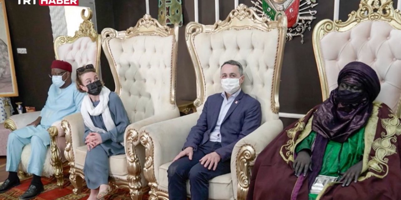 Nijer'i ziyaret eden İsviçre heyetinin 'Osmanlı tuğrası' şaşkınlığı