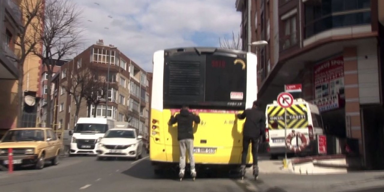 İstanbul'da patenli gençler, belediye otobüsünün altına kaydı