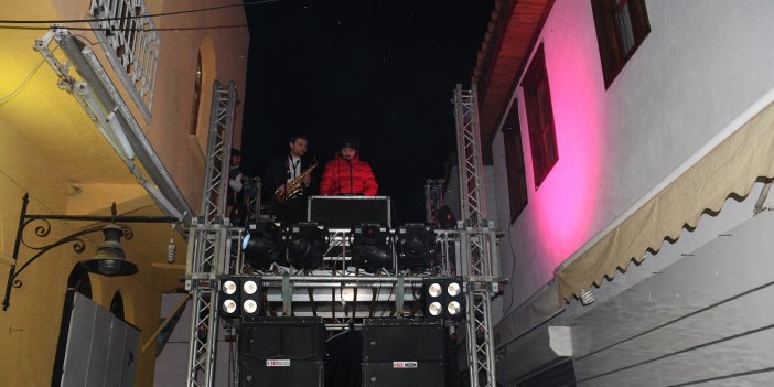 KUŞADASI’NDA SEVGİLİSİ OLMAYANLAR YALNIZLAR PARTİSİNDE BULUŞTU