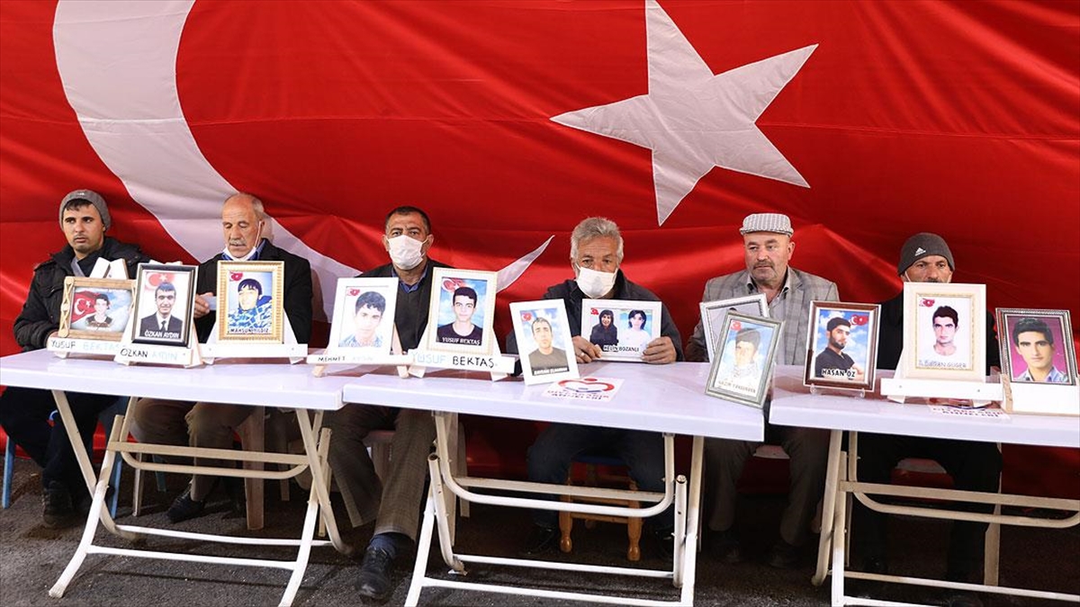 Diyarbakır Annelerinin En Büyük Destekçisi Evlat Yolu Gözleyen Babalar