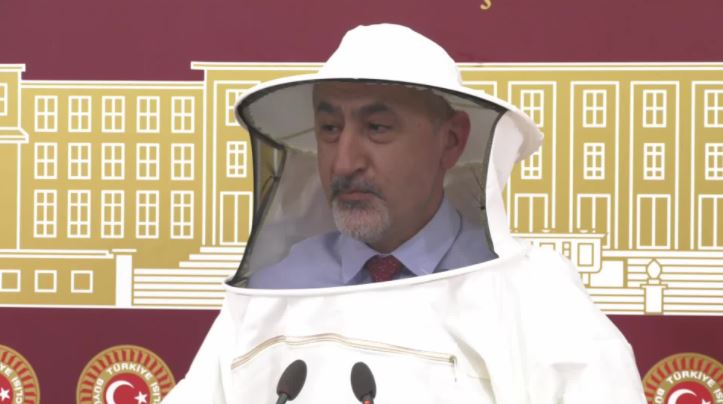 MUSTAFA ADIGÜZEL MECLİS'E ARICI KIYAFETİYLE GELDİ