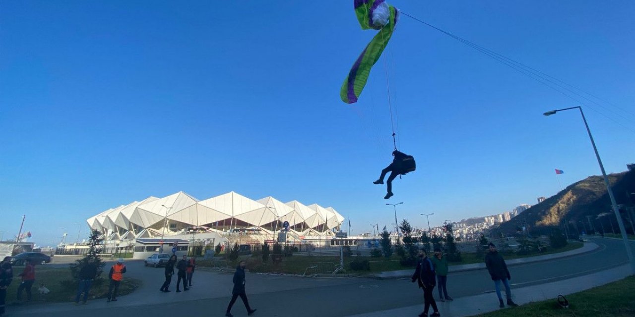 Trabzon'da bir paraşütçü, elektrik tellerinde asılı kaldı