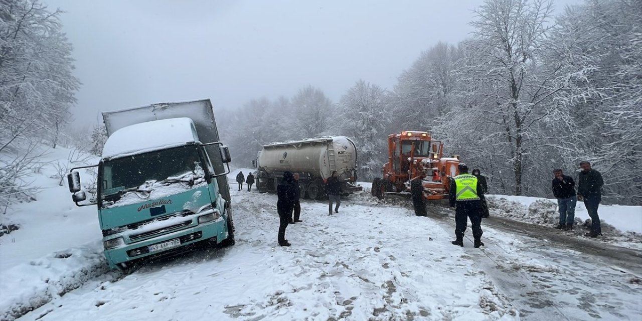 Kütahya'da kar aniden bastırdı: Yollar 3 saatte açıldı