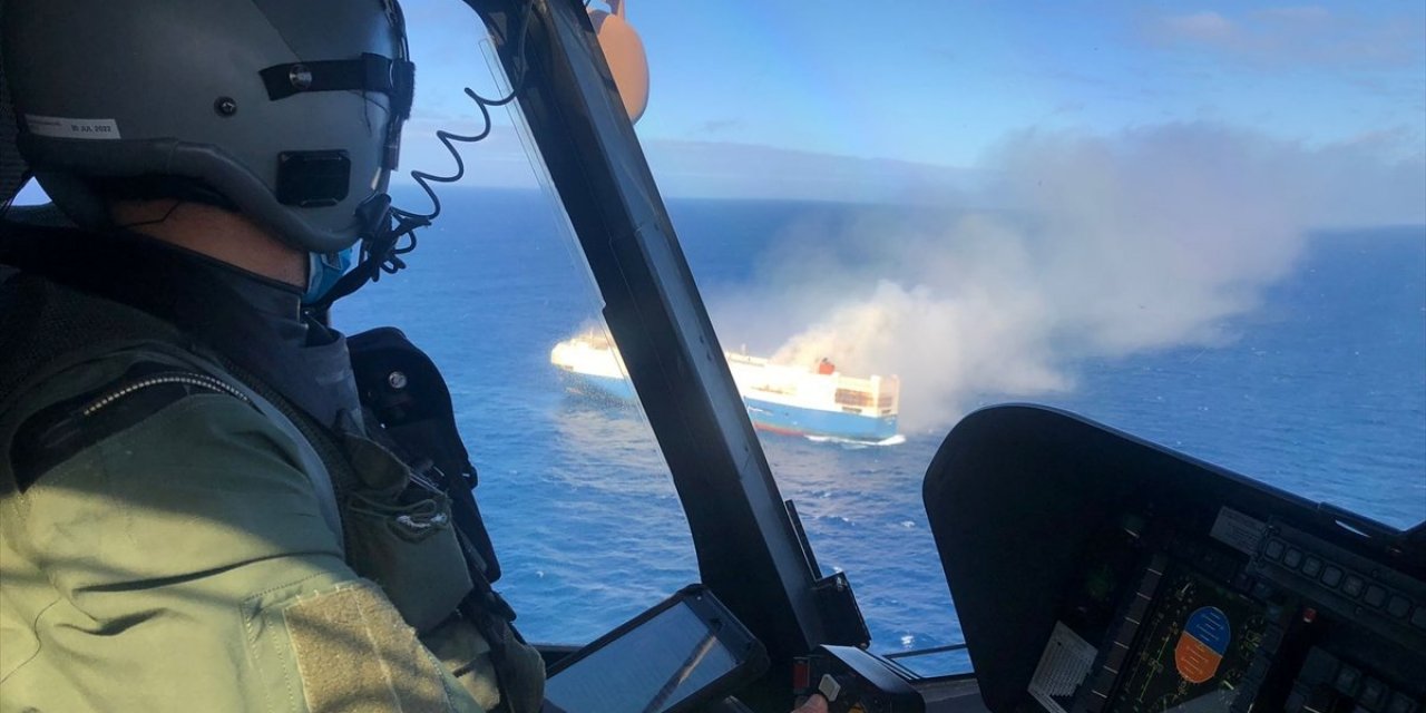 Yanan gemi, Atlas Okyanusu'nda sürükleniyor