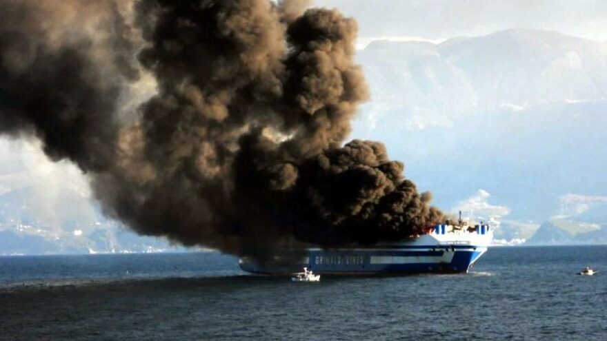 Alev alev yanan gemiden mucize kurtuluş: Bana yaşadığımı söyleyin!