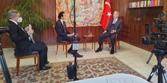 Akar'ın Münih Güvenlik Konferansı sonrası röportajında çekilen fotoğraf gündem oldu