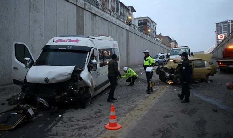 Sivas’ta otomobil ile işçi servisi çarpıştı: 12 yaralı
