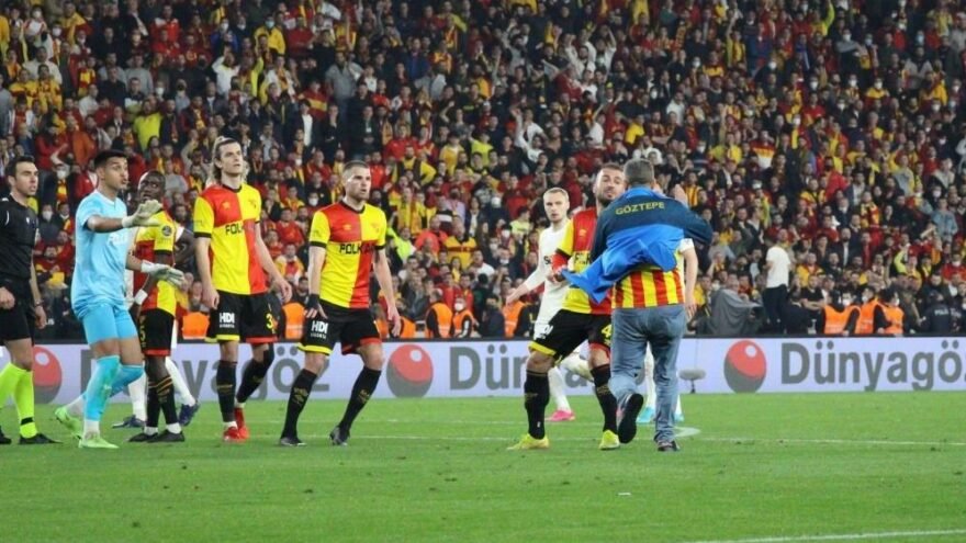 Göztepe taraftarı, Galatasaray maçında sahaya daldı!