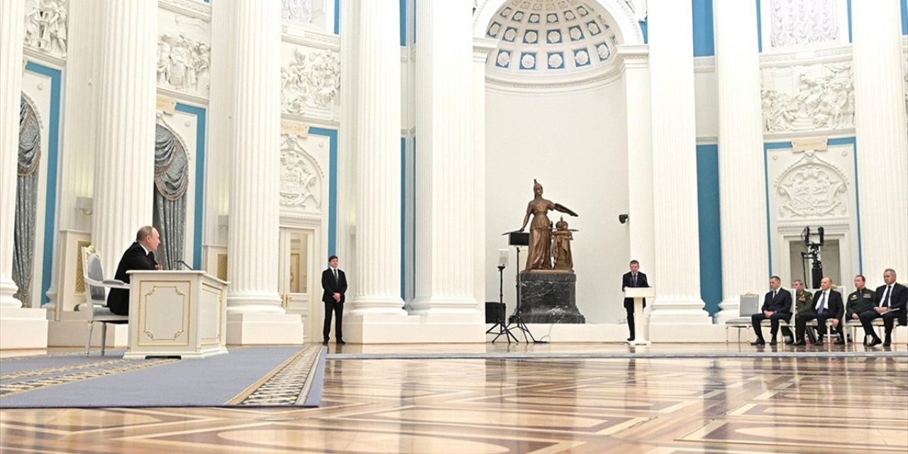 Putin, Rusya'nın Donbas'taki Ayrılıkçıların Sözde Yönetimlerini Tanıyan Kararnamesini İmzaladı