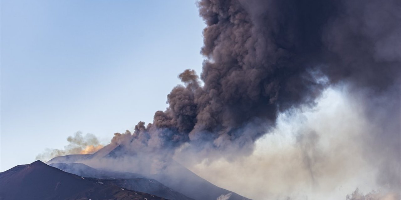 İtalya'da Etna Yanardağı yeniden kül ve lav püskürttü
