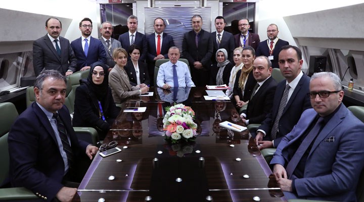 Erdoğan’a uçakta sorulan o soru ne?
