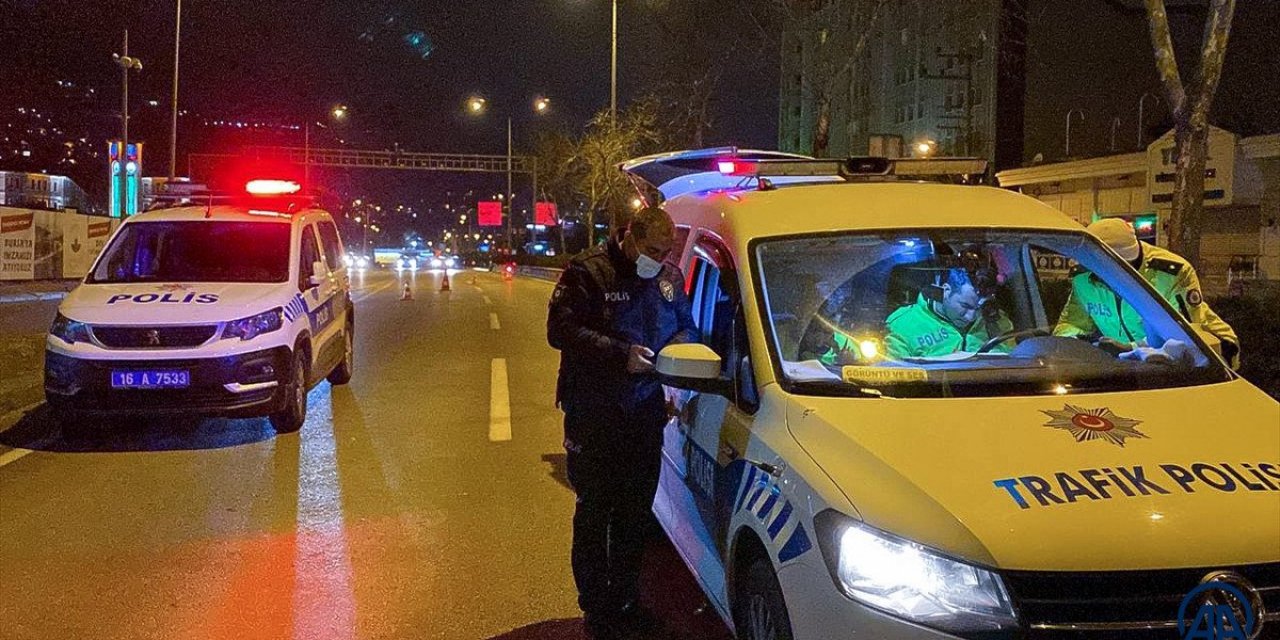 Bursa'da trafik uygulamasından kaçan otomobil kaza yaptı: 3 yaralı