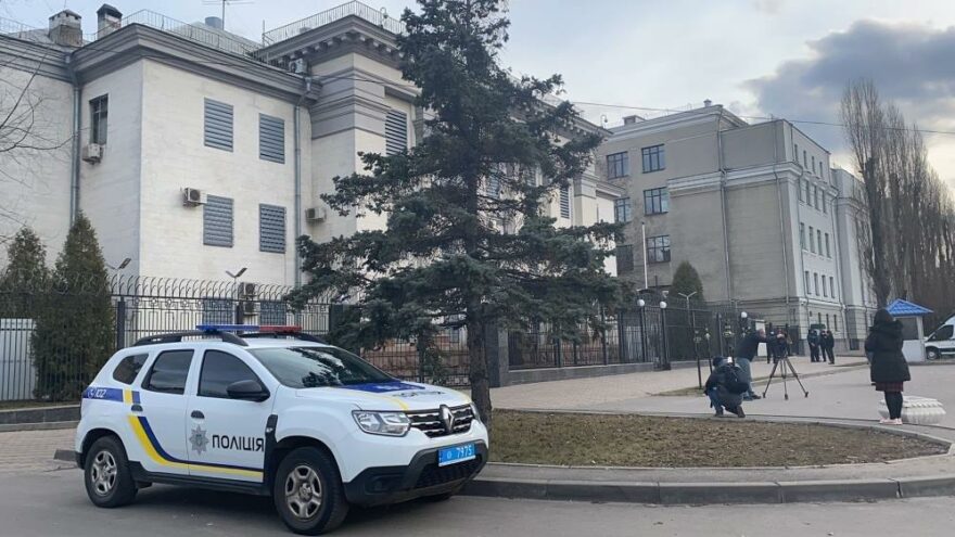 Rusya Kiev Büyükelçiliğindeki bayrağını indirdi