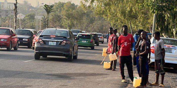 Petrol Zengini Nijerya'da Halk Benzini 'karaborsa' Satıcılarından Alıyor