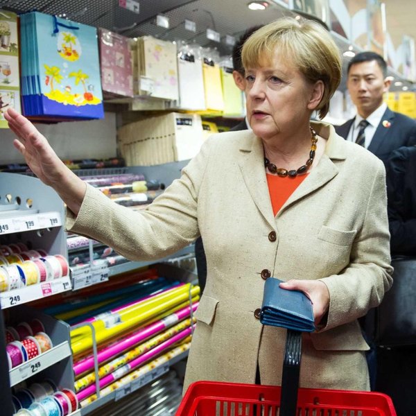 Angela Merkel, yanında koruması varken cüzdanını çaldırdı