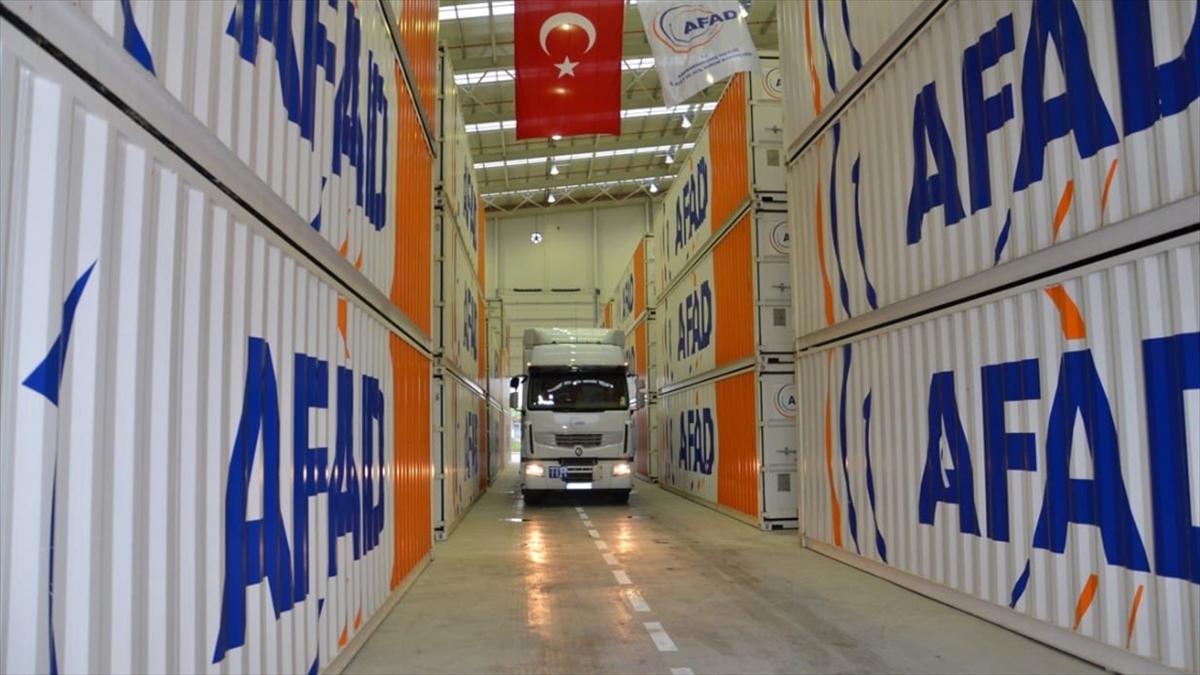 Türkiye Ukrayna'ya 5 Tır İnsani Yardım Gönderiyor